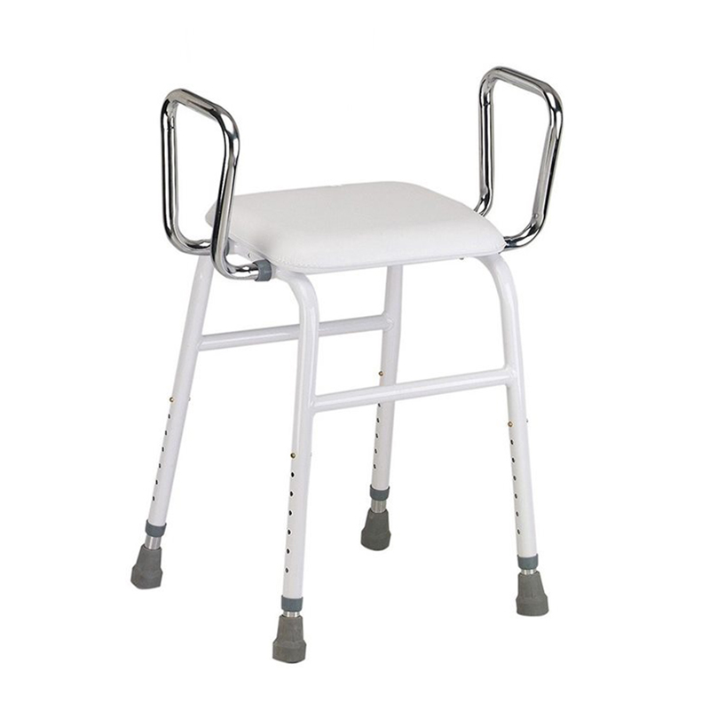 Víceúčelová stolička s nastavitelnými rameny a polstrovaným hřbetem
